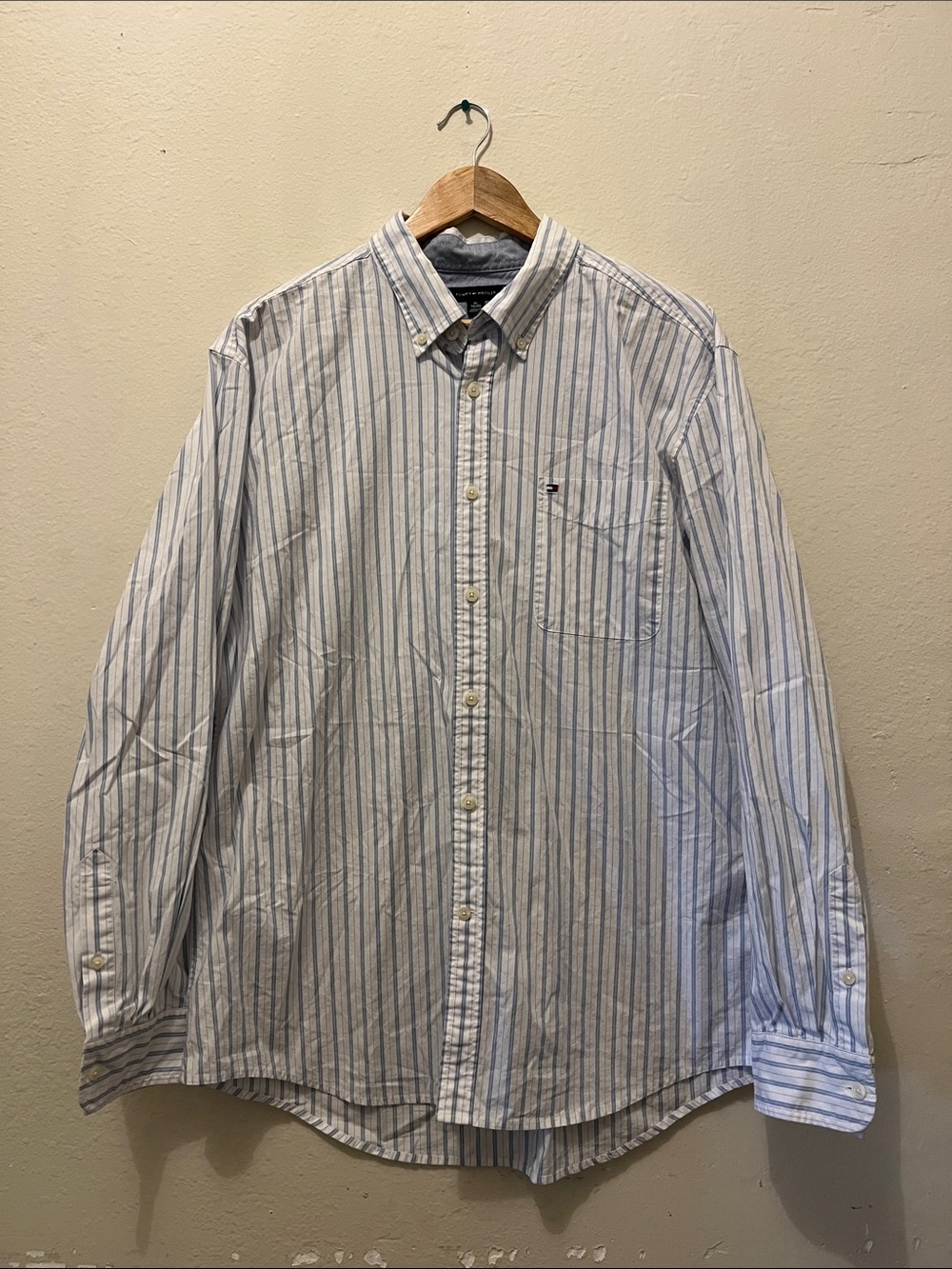 Men’s Tommy Hilfiger button down size XL